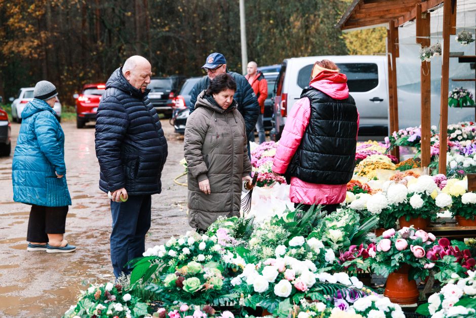 Kauniečiai traukia lankyti kapų: eilės, gėlės ir žvakių gausa