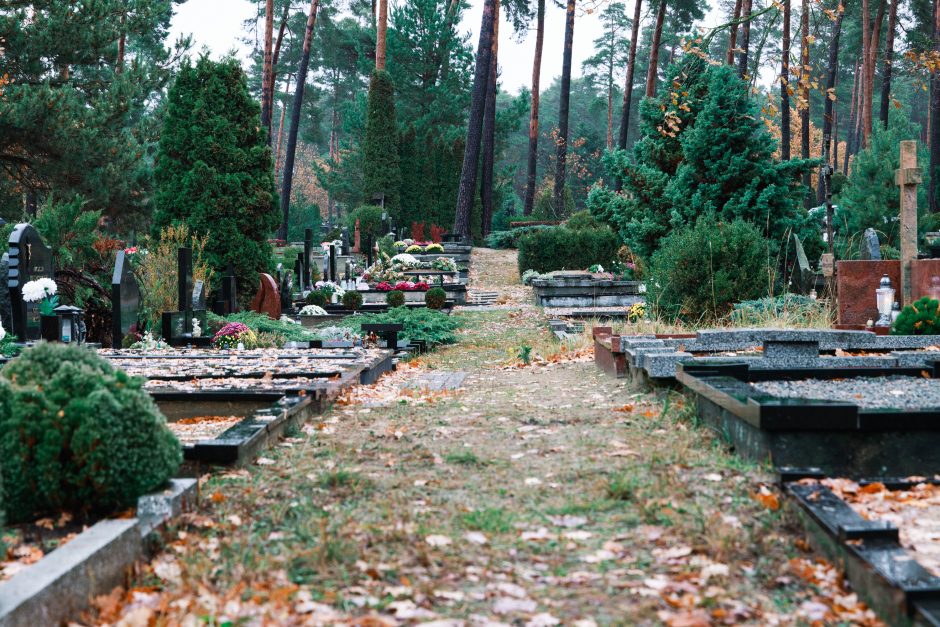 Kauniečiai traukia lankyti kapų: eilės, gėlės ir žvakių gausa