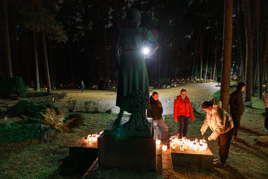 Kapinių turizmas: žymių žmonių amžinojo poilsio vietas nušvietė žvakių šviesa