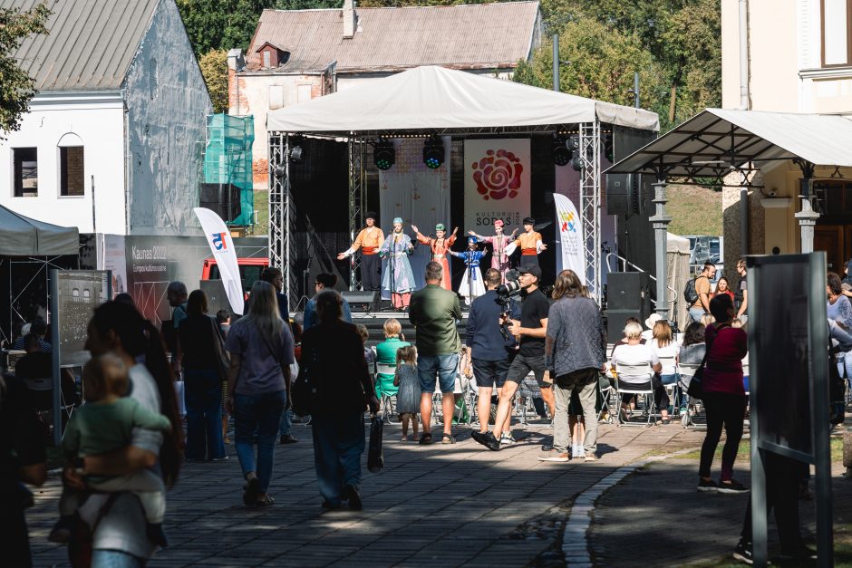 Istorinės Prezidentūros kiemelį užliejo „Kultūrų sodas“: proga susipažinti su įvairiomis tautomis