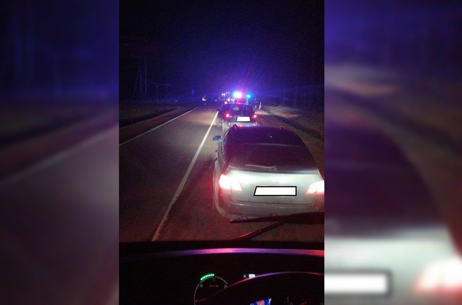 Kauno rajone pareigūnai ieško pabėgusio vairuotojo: pranešta, kad jis yra girtas