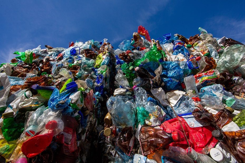 Naudotą plastiko tarą perdirbusį verslą siūloma atleisti nuo taršos mokesčio