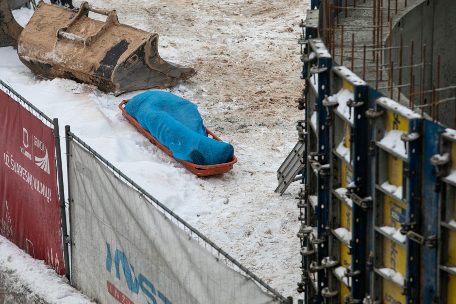 Baisi nelaimė Vilniuje: žuvo į labai gilią betonuotą duobę įkritęs žmogus