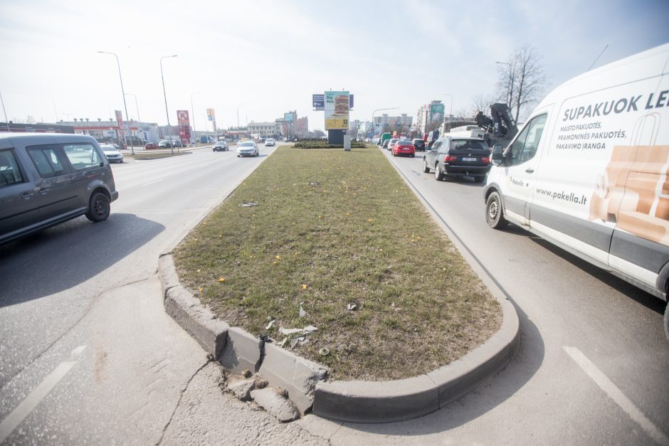 Pavasario šaukliai: judrioje Kauno sankryžoje jau džiugina krokai