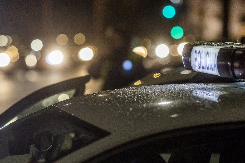 Plungėje apgadintas į iškvietimą atvykusių policijos pareigūnų automobilis