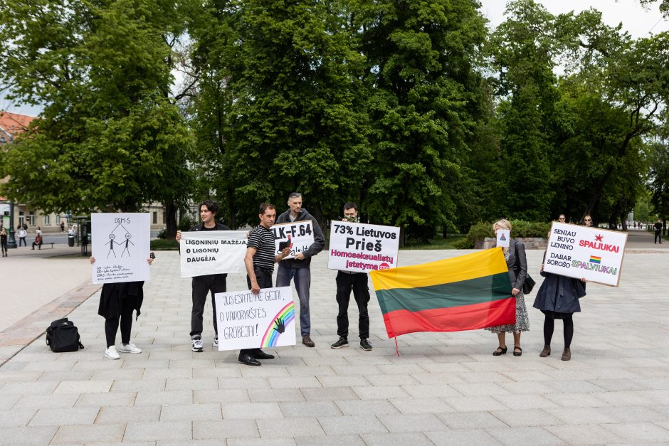 Prieš „Baltic Pride 2022“ eitynes nusiteikę žmonės kovojo maldomis