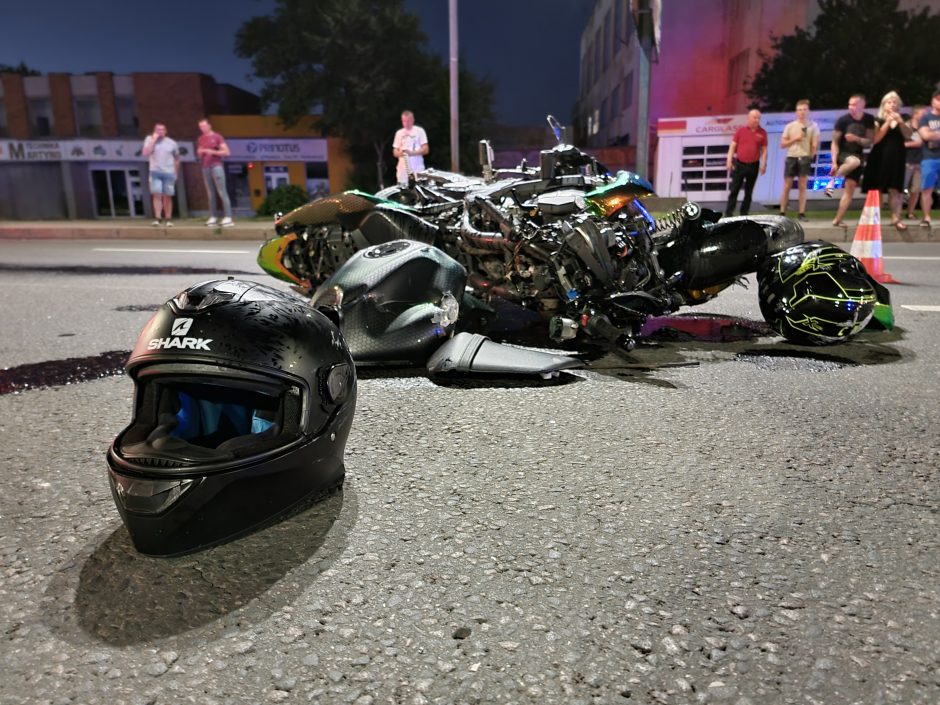 Karaliaus Mindaugo prospekte – BMW ir motociklo avarija: yra nukentėjusiųjų