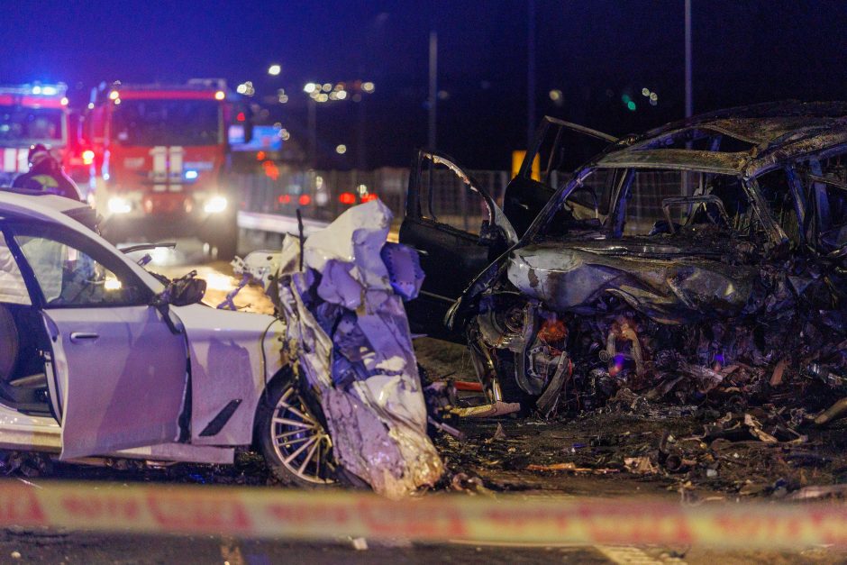 Kraupi avarija Kaune: prieš eismą lėkęs „Mercedes-Benz“ rėžėsi į BMW, yra žuvusiųjų (vaizdo įrašai)