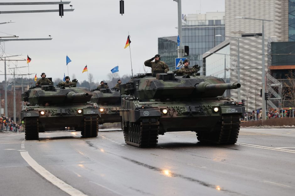 Vilniuje – iškilmingas paradas: Konstitucijos prospektu pražygiavo 1,4 tūkst. karių