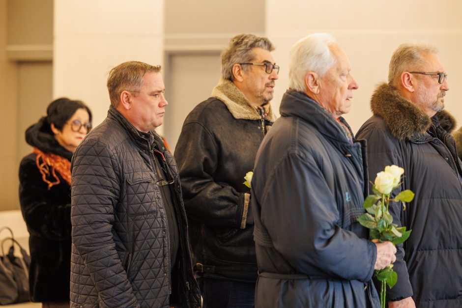 Artimieji ir bičiuliai atsisveikina su D. Teišerskyte: atėjusieji pasitinkami poetės eilėmis