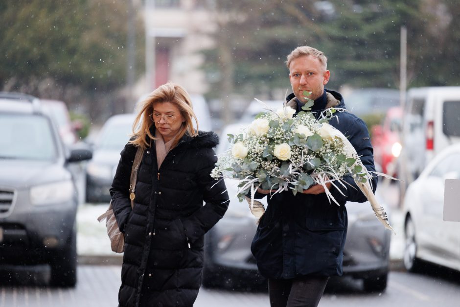 Artimieji ir bičiuliai atsisveikina su D. Teišerskyte: atėjusieji pasitinkami poetės eilėmis