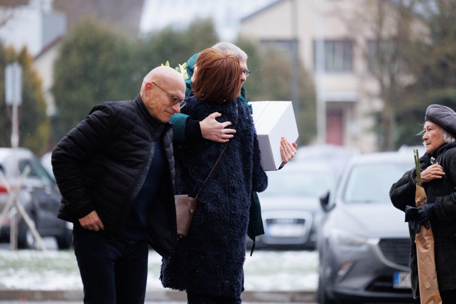 Artimieji ir bičiuliai atsisveikina su D. Teišerskyte: atėjusieji pasitinkami poetės eilėmis