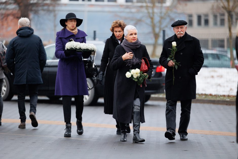 Artimieji ir bičiuliai atsisveikina su D. Teišerskyte: atėjusieji pasitinkami poetės eilėmis