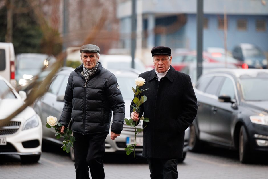 Artimieji ir bičiuliai atsisveikina su D. Teišerskyte: atėjusieji pasitinkami poetės eilėmis