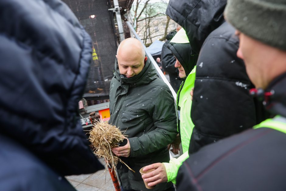 Po K. Navicko pasisakymo žemdirbiai ėmė skanduoti: „Gėda! Gėda!“