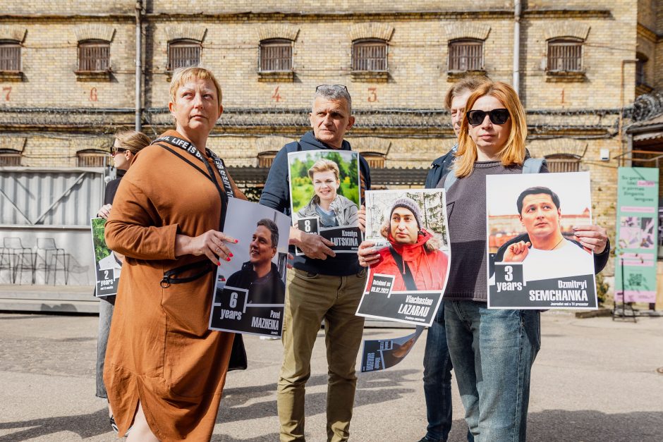 Vilniuje akcijos metu simboliškai „išlaisvinti“ 35 Baltarusijoje kalintys žurnalistai