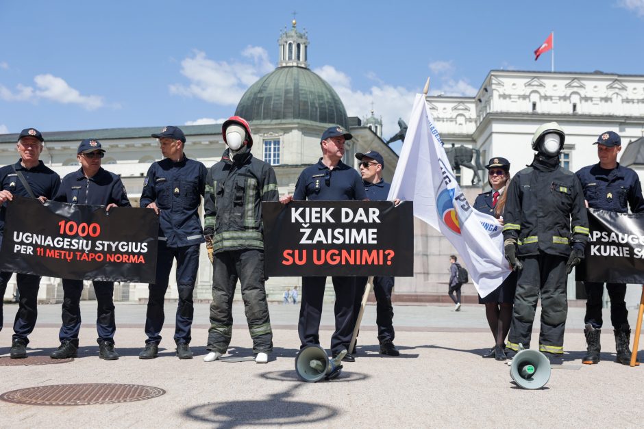 Ugniagesiai gelbėtojai skundžiasi kolegų trūkumu, prašo daugiau lėšų: du dirba už tris