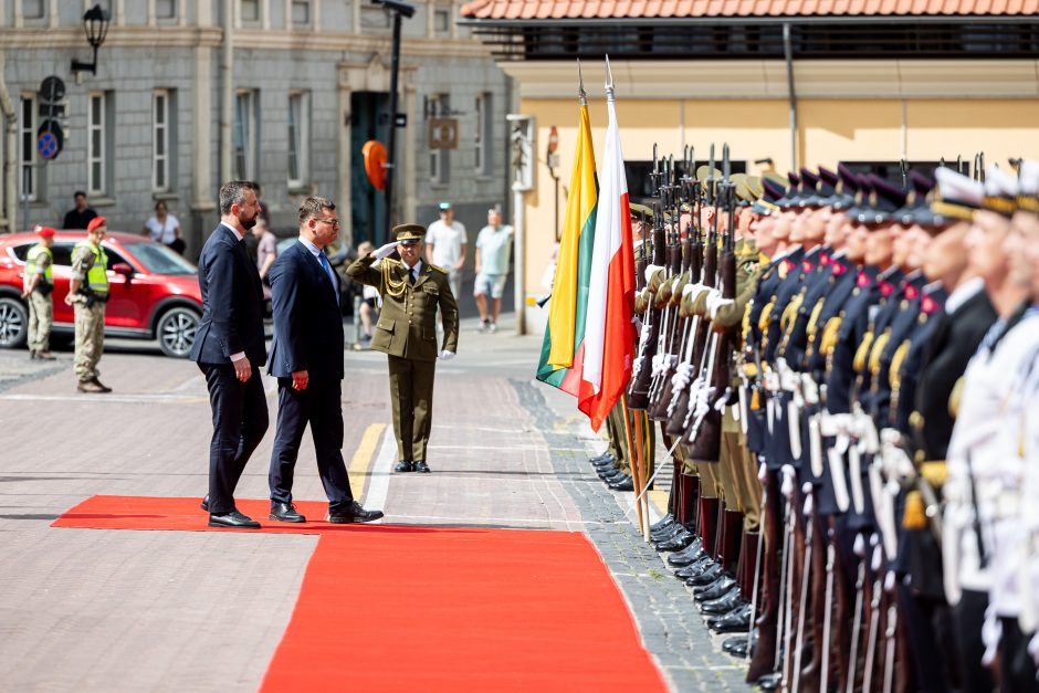 Oficiali Lenkijos gynybos ministro ir delegacijos pasitikimo ceremonija