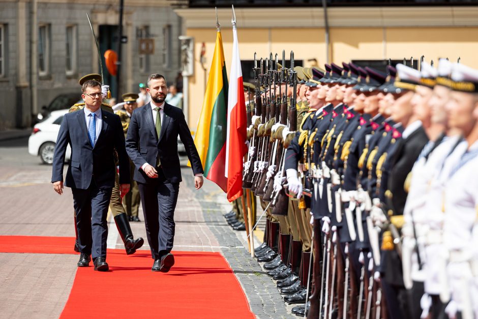 Oficiali Lenkijos gynybos ministro ir delegacijos pasitikimo ceremonija