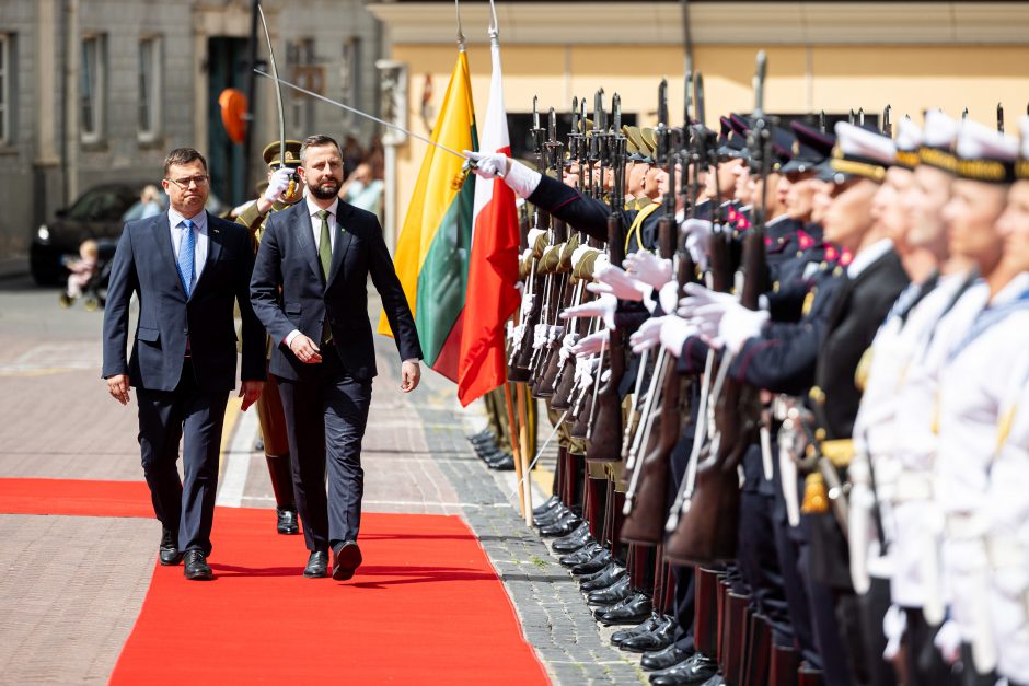Oficiali Lenkijos gynybos ministro ir delegacijos pasitikimo ceremonija