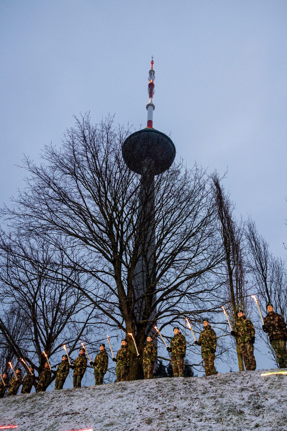 Atminimo laužų uždegimo ceremonija prie Vilniaus televizijos bokšto