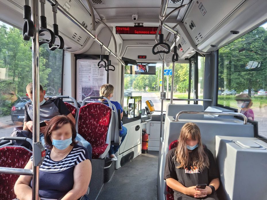 Nustebino kelionė autobusu: taisyklingai dėvinčių kaukes – vos vienas kitas