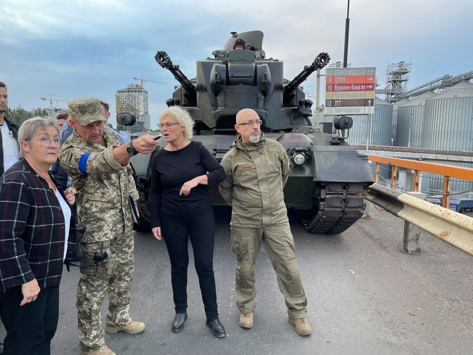Netikėtai Ukrainoje apsilankiusi Vokietijos gynybos ministrė: žmones kankina bepiločiai orlaiviai