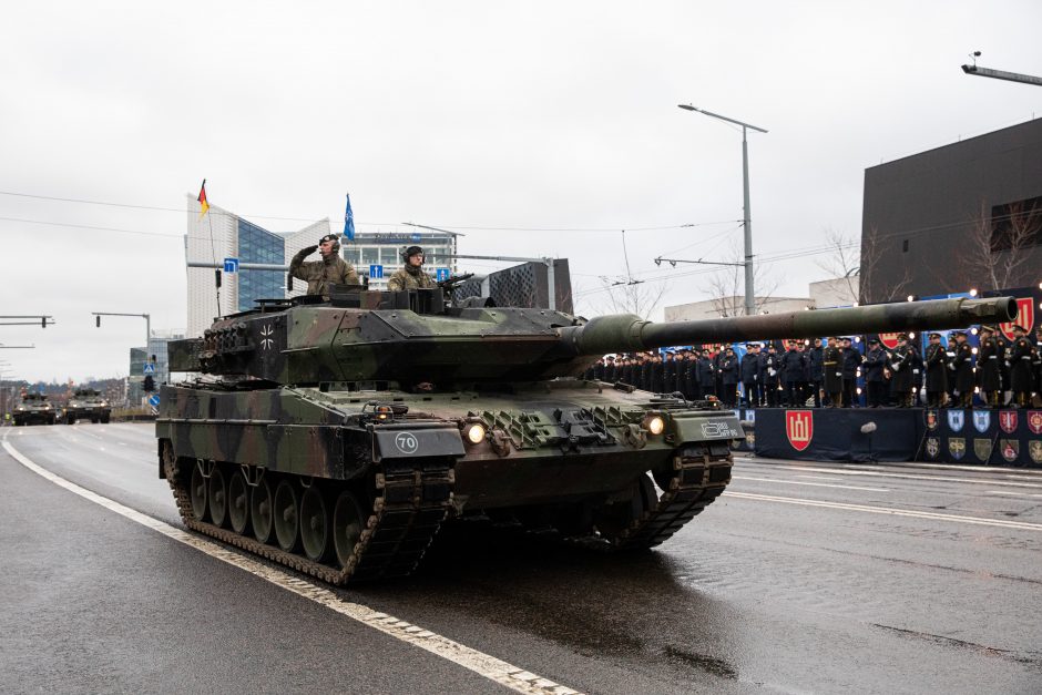 Vilniuje – iškilmingas paradas: Konstitucijos prospektu pražygiavo 1,4 tūkst. karių