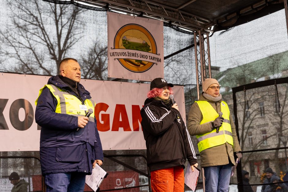 Po K. Navicko pasisakymo žemdirbiai ėmė skanduoti: „Gėda! Gėda!“