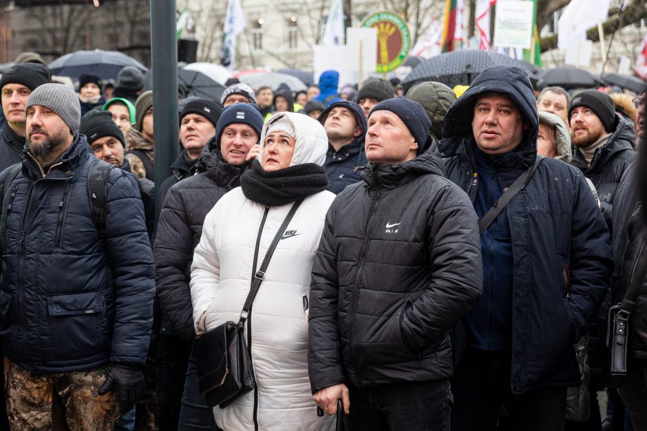 Po K. Navicko pasisakymo žemdirbiai ėmė skanduoti: „Gėda! Gėda!“