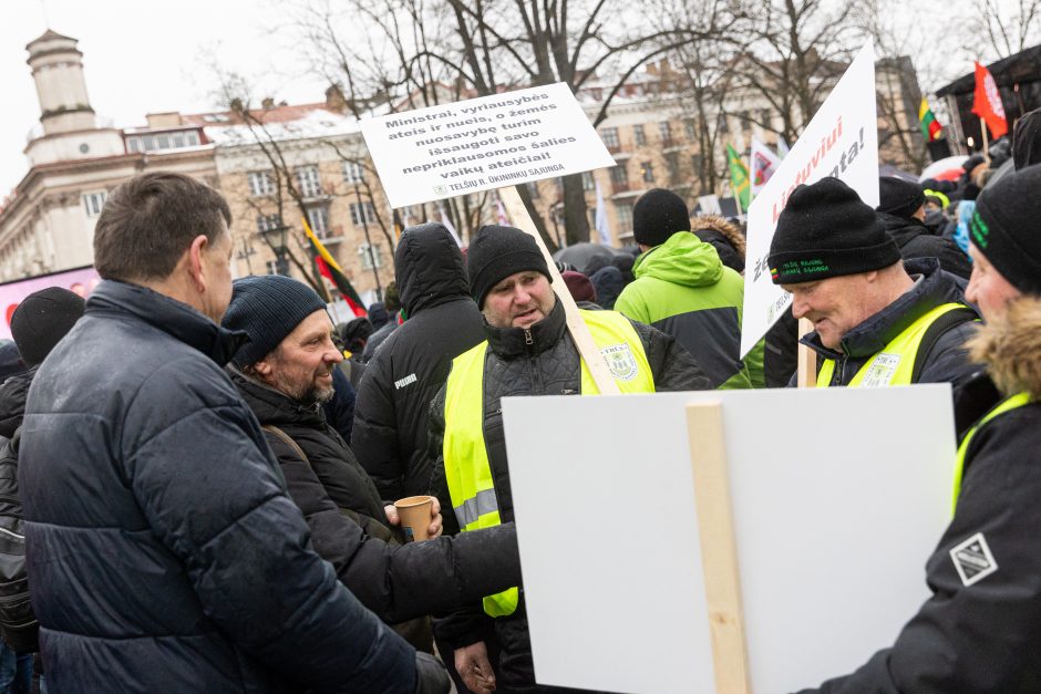 Po K. Navicko pasisakymo žemdirbiai ėmė skanduoti: „Gėda! Gėda!“