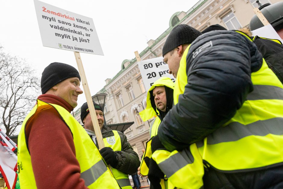 Po K. Navicko pasisakymo žemdirbiai ėmė skanduoti: „Gėda! Gėda!“