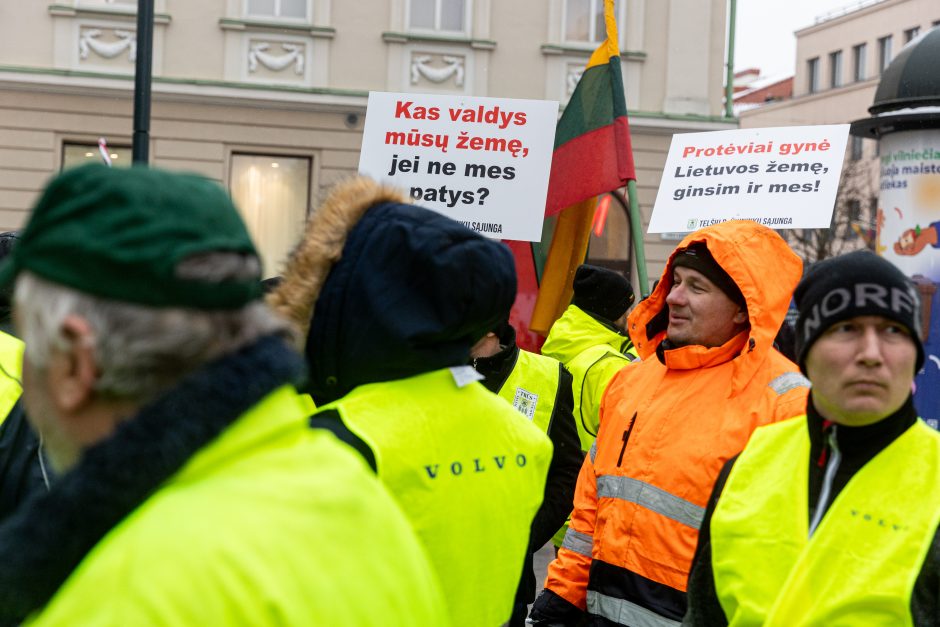 Po K. Navicko pasisakymo žemdirbiai ėmė skanduoti: „Gėda! Gėda!“