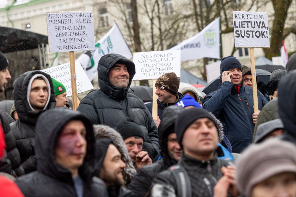 Po K. Navicko pasisakymo žemdirbiai ėmė skanduoti: „Gėda! Gėda!“