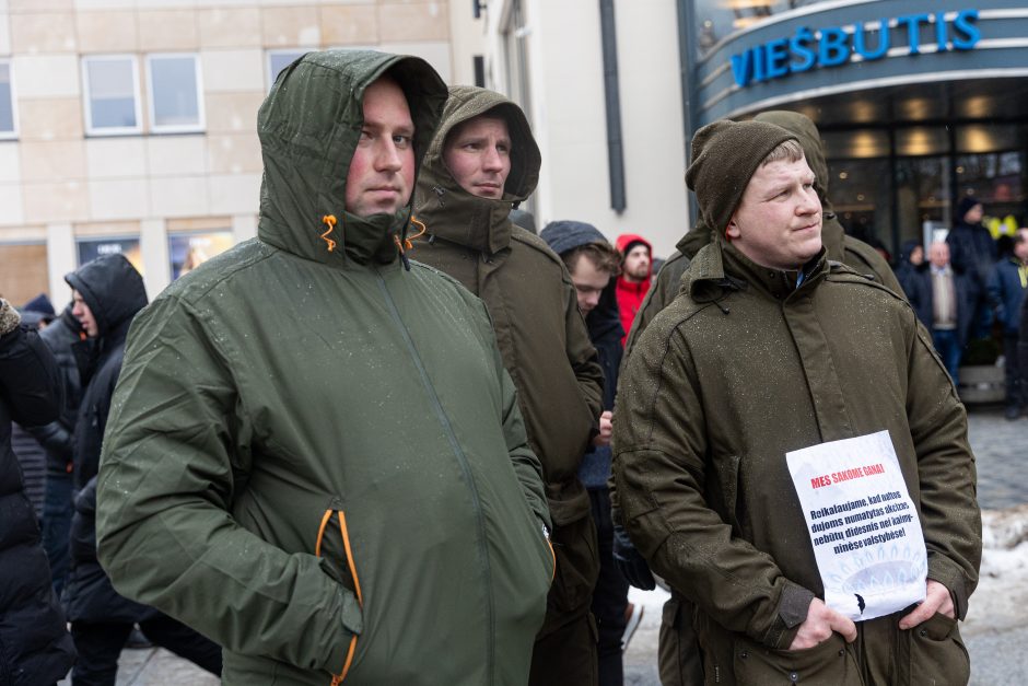 Po K. Navicko pasisakymo žemdirbiai ėmė skanduoti: „Gėda! Gėda!“