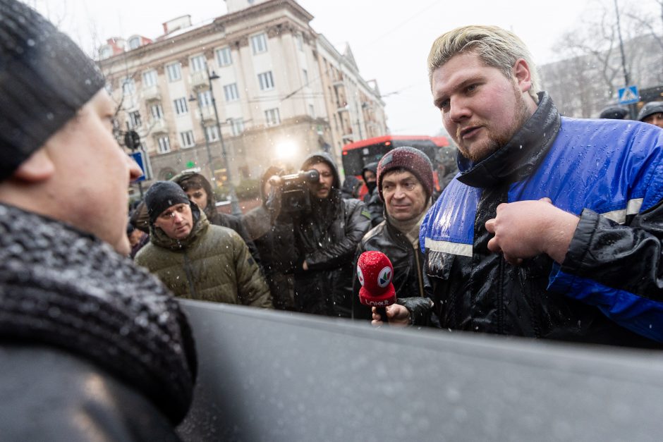 Vilniuje – aplinkosaugininkų kontroprotestas: „Gėda pelėda, paukščiai nebegieda“