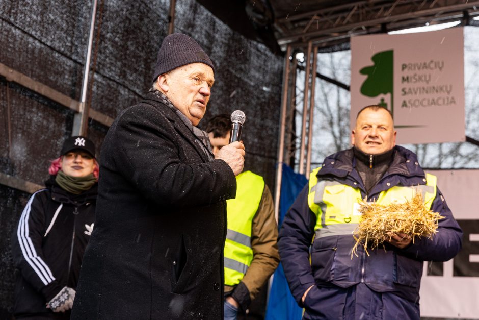 Po K. Navicko pasisakymo žemdirbiai ėmė skanduoti: „Gėda! Gėda!“