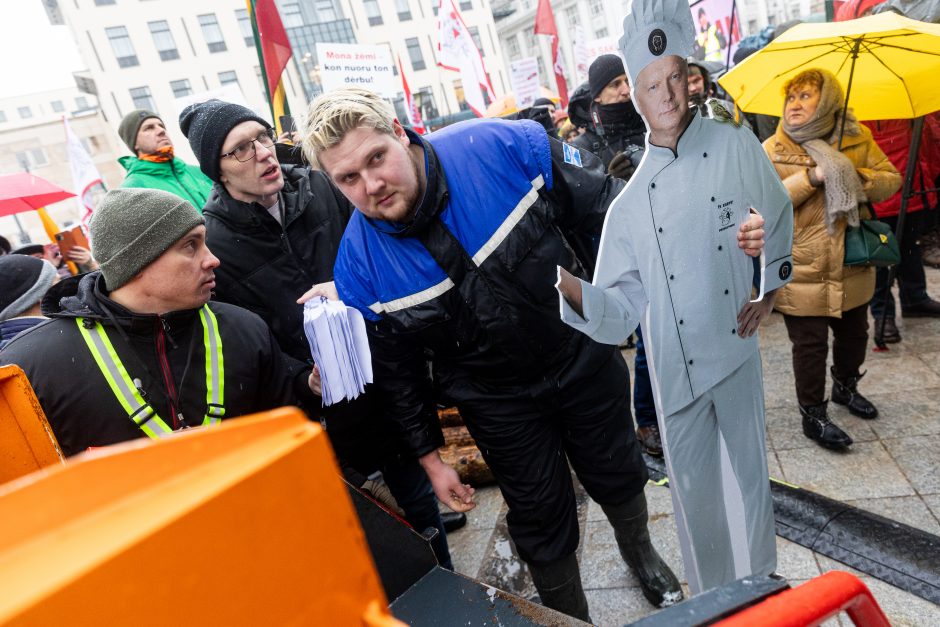 Po K. Navicko pasisakymo žemdirbiai ėmė skanduoti: „Gėda! Gėda!“