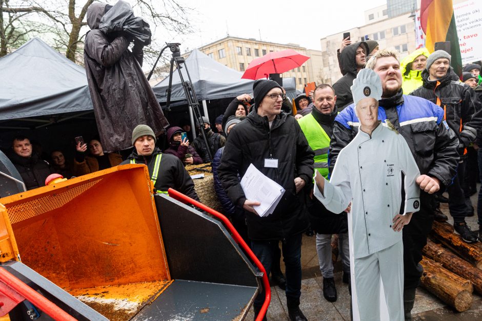 Po K. Navicko pasisakymo žemdirbiai ėmė skanduoti: „Gėda! Gėda!“