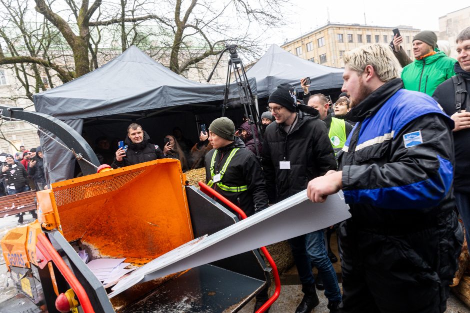 Po K. Navicko pasisakymo žemdirbiai ėmė skanduoti: „Gėda! Gėda!“