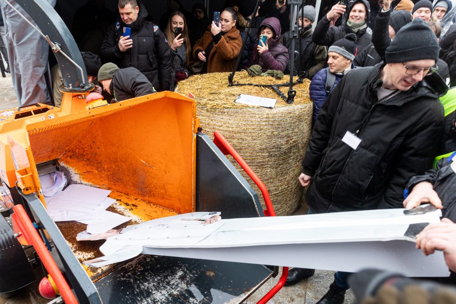 Po K. Navicko pasisakymo žemdirbiai ėmė skanduoti: „Gėda! Gėda!“