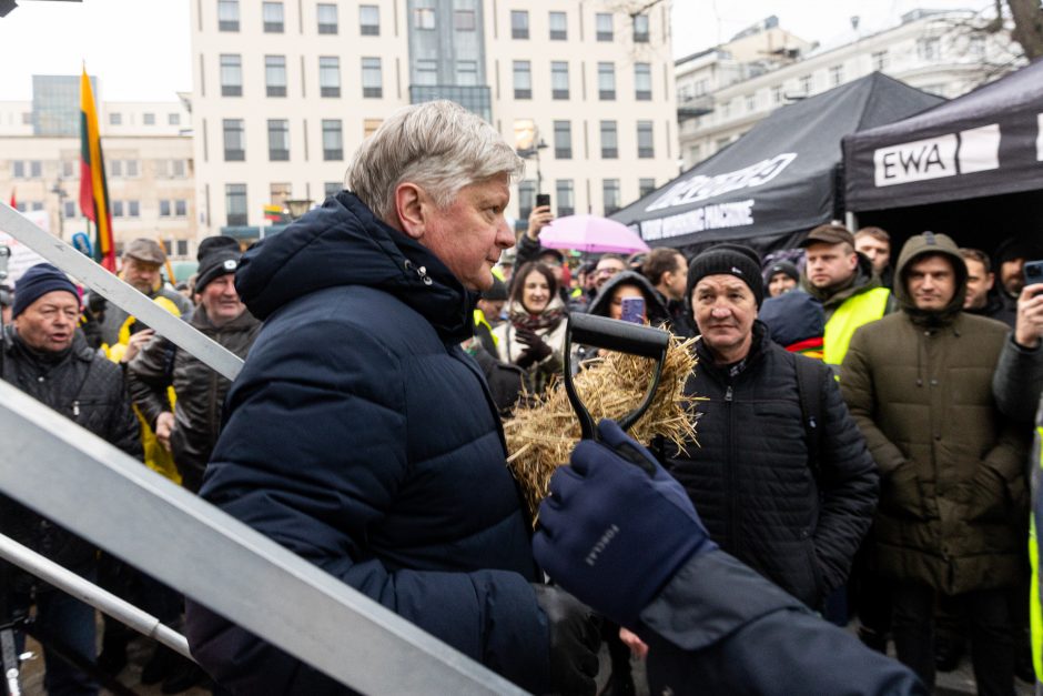 Po K. Navicko pasisakymo žemdirbiai ėmė skanduoti: „Gėda! Gėda!“