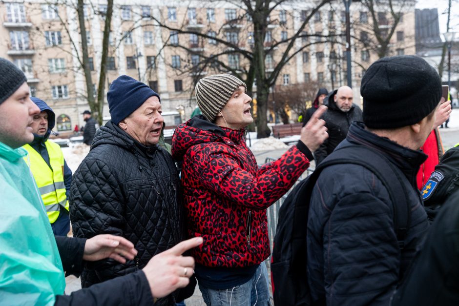 Po K. Navicko pasisakymo žemdirbiai ėmė skanduoti: „Gėda! Gėda!“