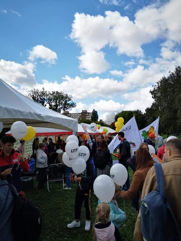 Draugystės parke rinkosi šeimos: „Kaunas Pride“ eitynės kelia daug aistrų ir priešpriešos