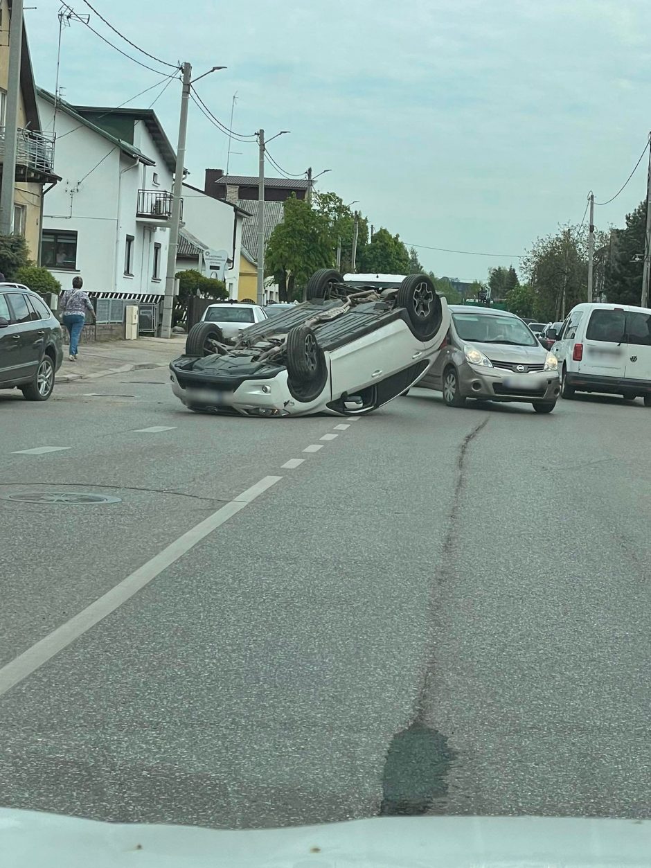 Nelaimė Žeimenos gatvėje: kas nutiko, kad apvirto automobilis?