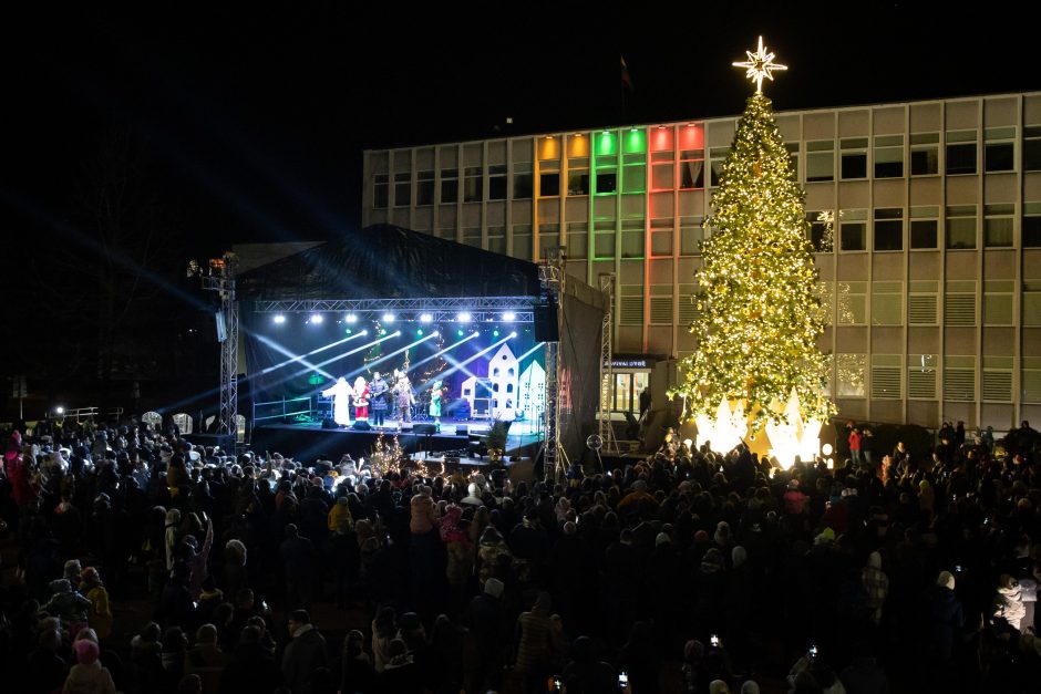 Jonavoje įžiebta žaliaskarė ir eglučių miestelis