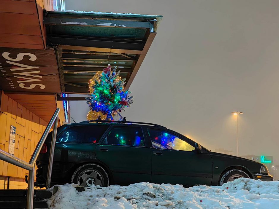 Kalėdos – visur: šviečiančiai eglutei vietos rado ant automobilio stogo