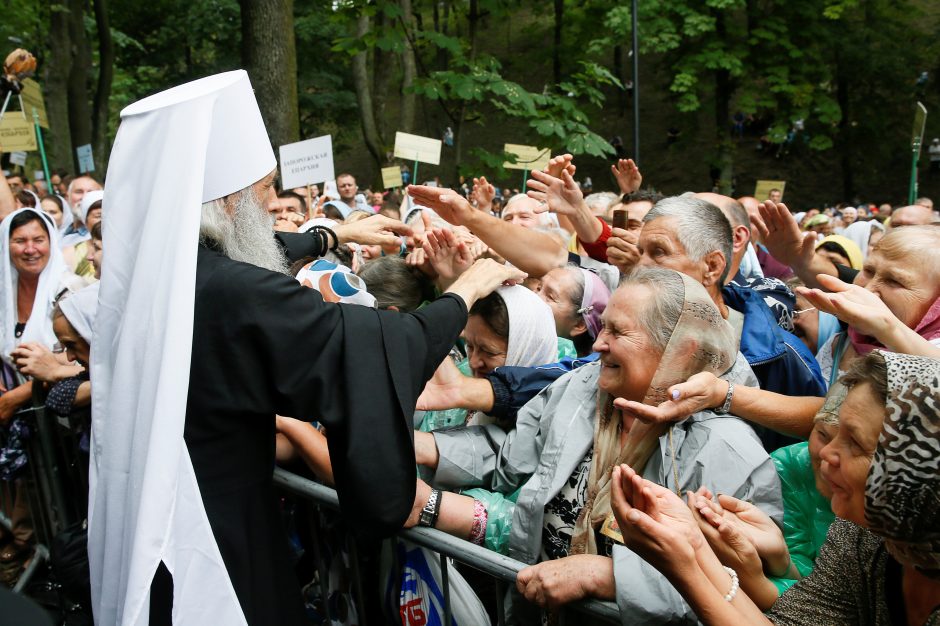 Ukrainoje tūkstančiai žmonių paminėjo šalies krikštą per Maskvos remiamą procesiją