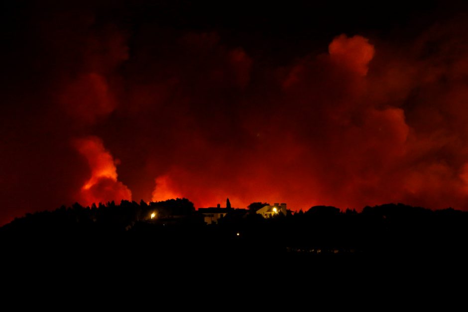 Prie Lisabonos su miško gaisru kovoja per 700 ugniagesių