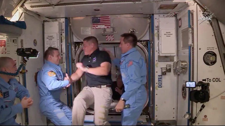 „SpaceX“ erdvėlaiviu atskridę JAV astronautai perėjo į TKS